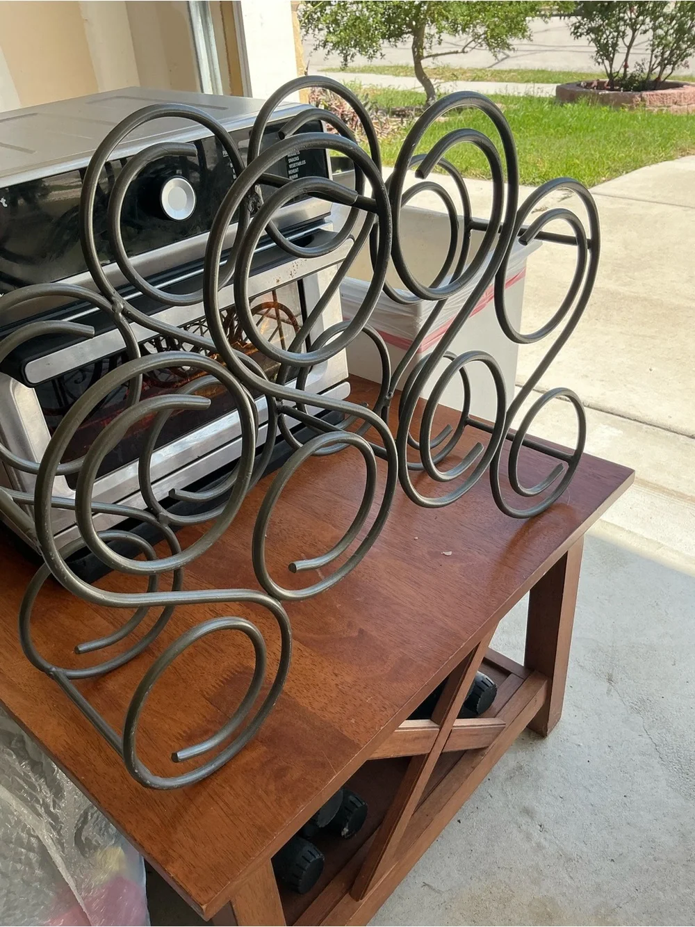 This is Vintage iron wine rack features a heavy scroll design and holds 8 bottle